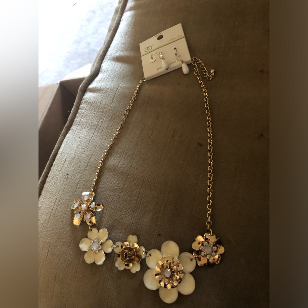 OO Floral Costume Jewelry Set - 943 $20 or $15 w/offer
